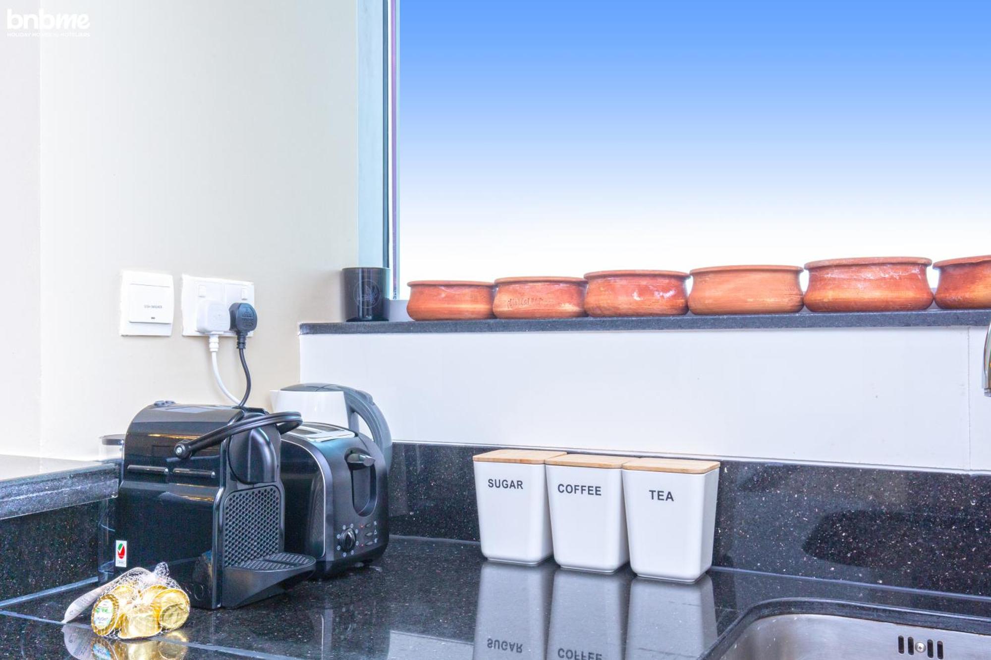 Bnbme - Waterfront Expansive Apt With Maid's Room, Poolside Cafe Appartement Dubai