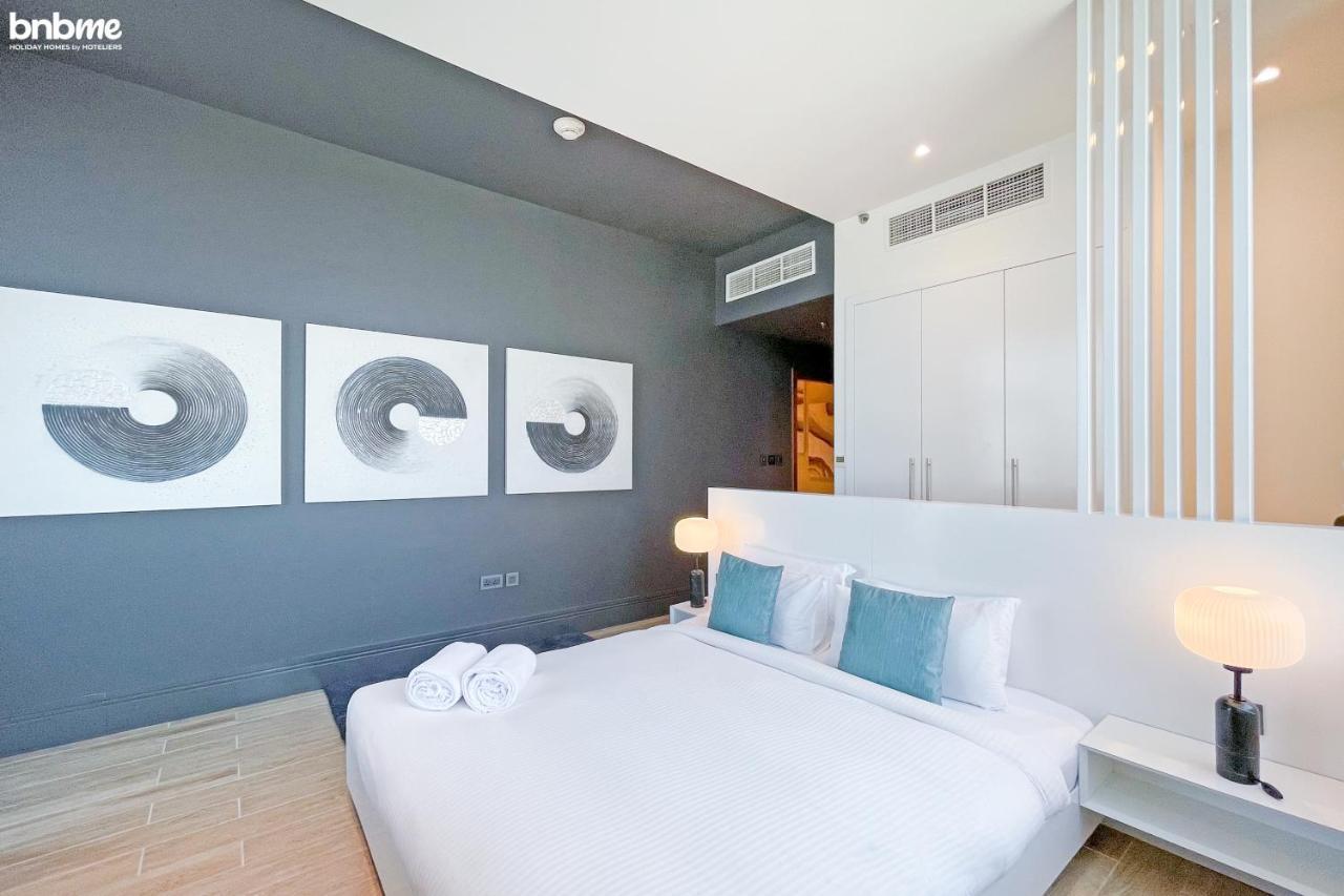 Bnbme - Waterfront Expansive Apt With Maid's Room, Poolside Cafe Appartement Dubai