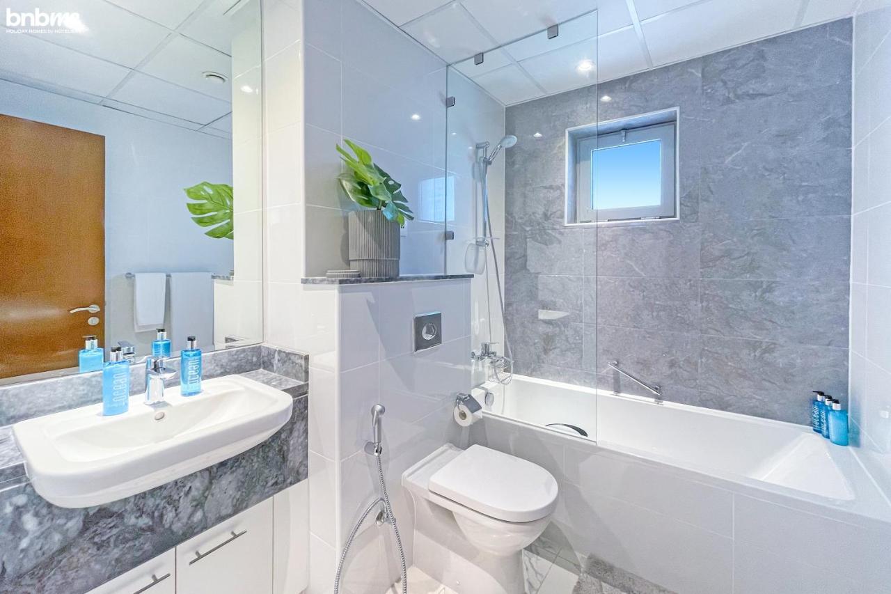 Bnbme - Waterfront Expansive Apt With Maid's Room, Poolside Cafe Appartement *