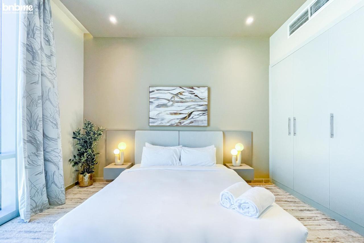 Bnbme - Waterfront Expansive Apt With Maid's Room, Poolside Cafe Appartement Dubai