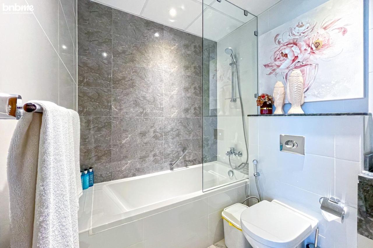 Bnbme - Waterfront Expansive Apt With Maid's Room, Poolside Cafe Appartement Dubai